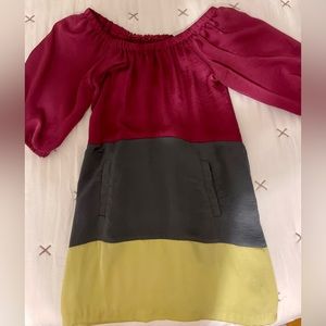 Beautiful dress that can be worn on or off shoulder. Cute pockets in front.